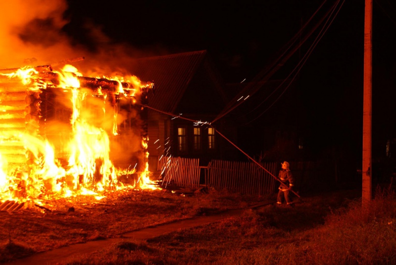 При пожаре в Шарлыкском районе погибли двое малышей